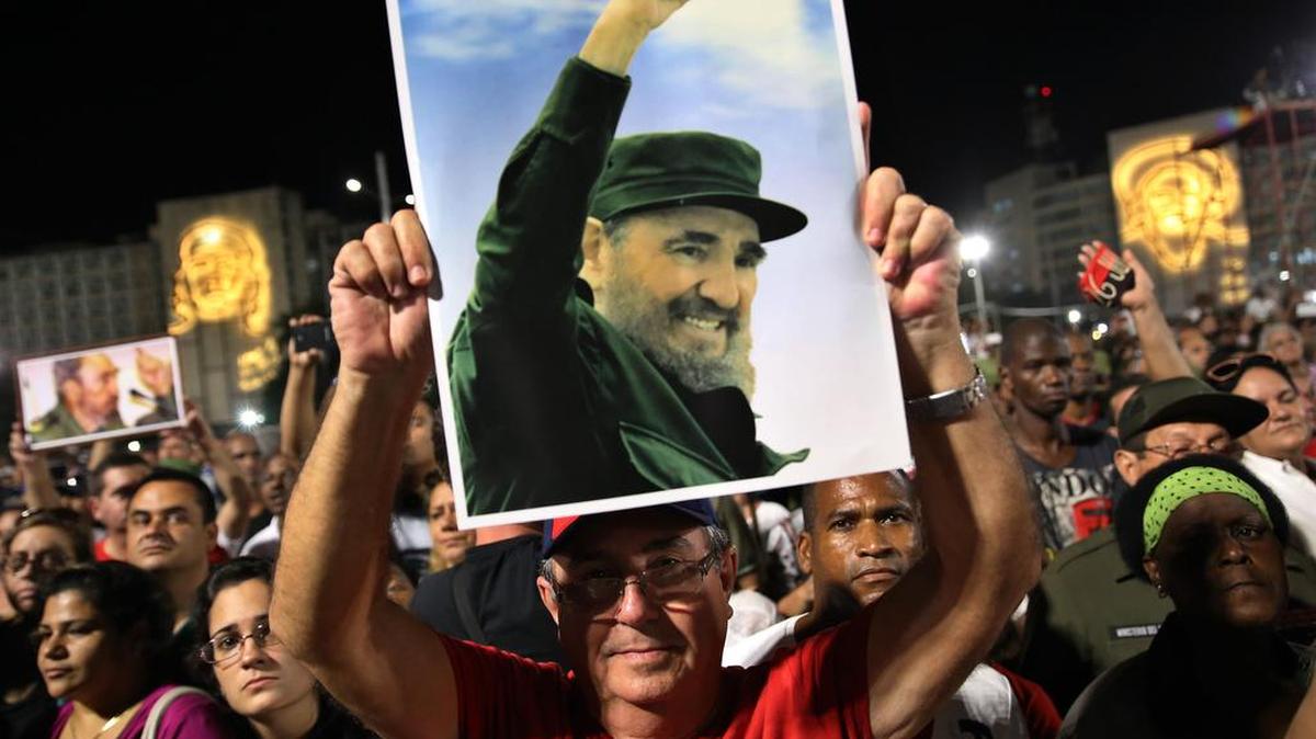 Miles de personas asisten este martes 29 de noviembre de 2016, al acto celebrado para despedir al fallecido líder cubano Fidel Castro, en la Plaza de la Revolución de La Habana (Cuba).