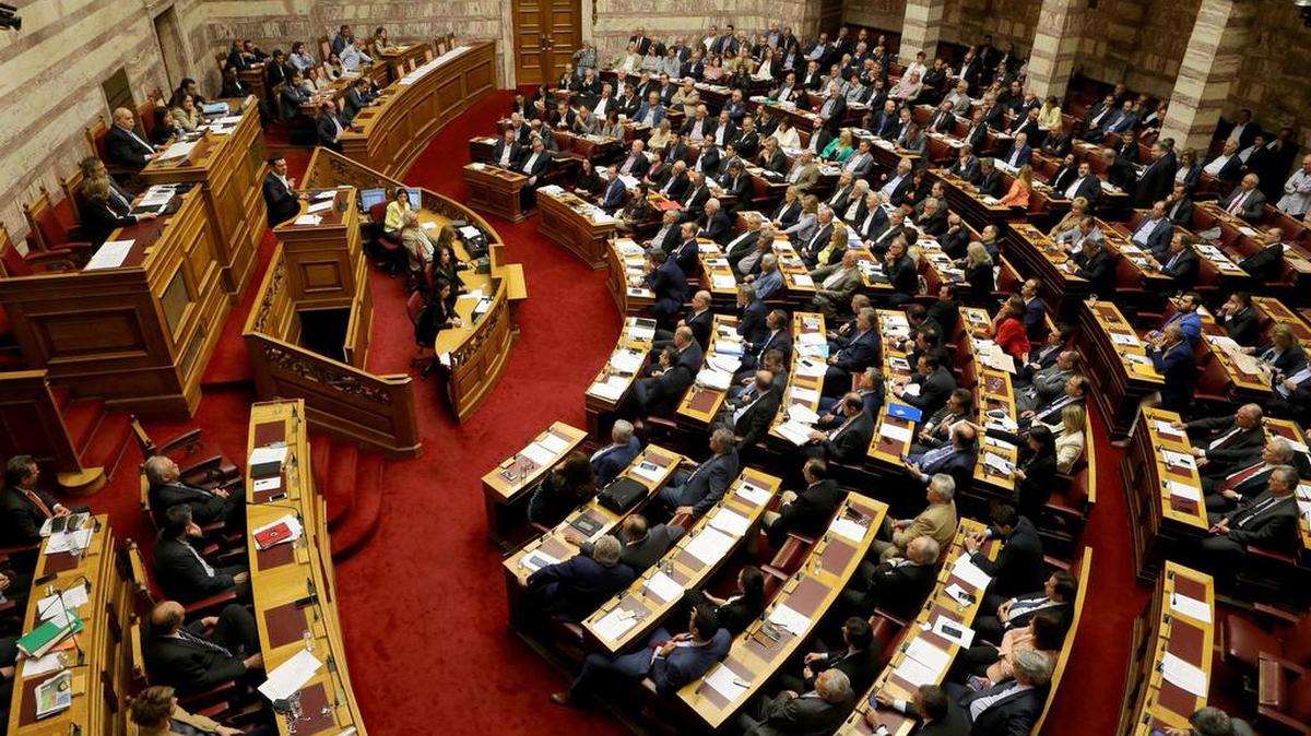 El gobierno griego quiere persuadir a los socios del euro de que concluyan la primera revisión el martes del tercer rescate en el Eurogrupo.
