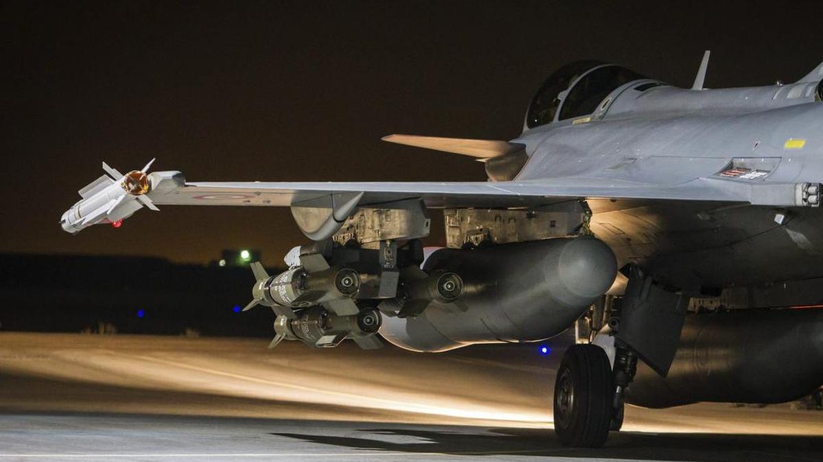 Fotografía facilitada por el Ministerio de Defensa francés hoy, 17 de noviembre de 2015 que muestra a un avión de combate galo, que forma parte de la Operación Chammal, mientras despega de una base en el Golfo. Aviones franceses bombardearon posiciones del Estado Islámico (EI) en la ciudad siria de Al Raqa por segundo día consecutivo, señaló hoy el primer ministro francés, Manuel Valls.