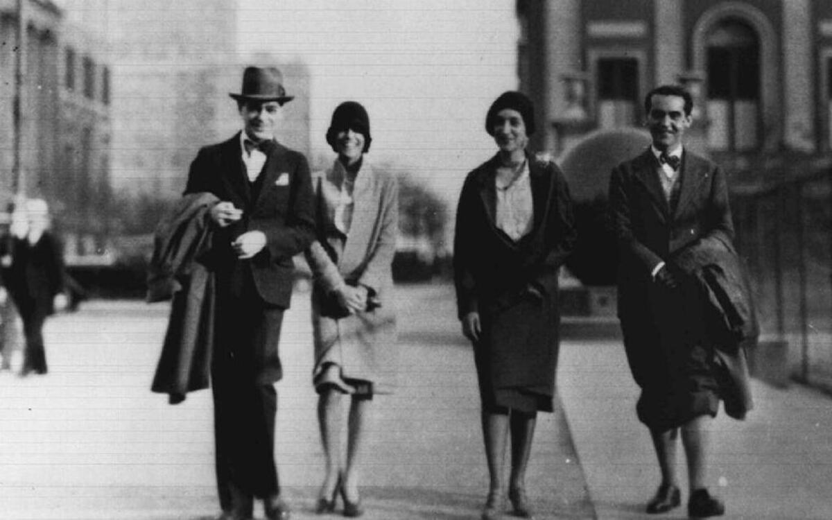 Federico Garcia Lorca (der.), camina con unos amigos cerca de la Universidad de Columbia en Nueva York.