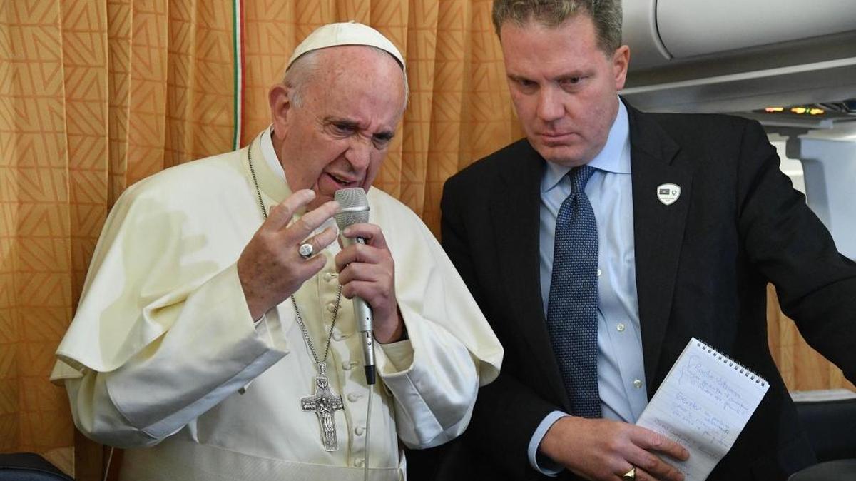 El papa Francisco junto al portavoz del Vaticano Greg Burke dialoga con los periodistas.