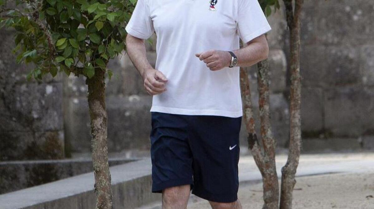 El presidente del Gobierno en funciones, Mariano Rajoy, a primera hora de la mañana recorriendo la Ruta da Pedra e da Auga en Ribadumia (Pontevedra), durante el descanso que se ha concedido el presidente del Ejecutivo en este puente.