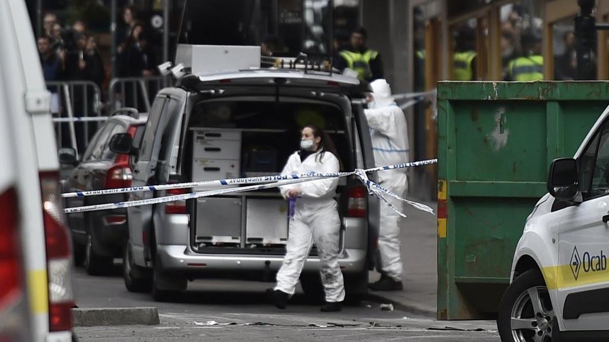 Los investigadores suecos de la policía forense trabajan en la escena del crimen en el centro de Estocolmo, Suecia, el 8 de abril de 2017.