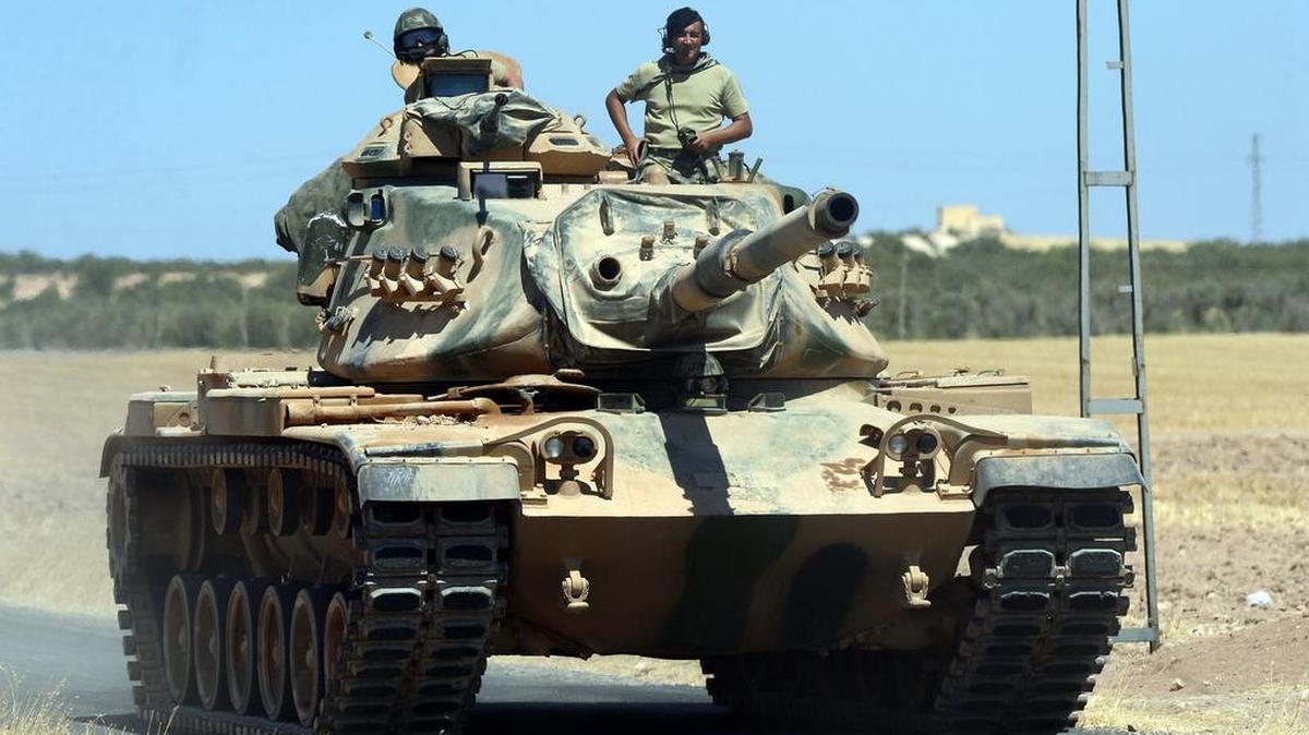 Un tanque turco avanzaba la semana pasada hacia la frontera con Siria en la zona de Karkamis.