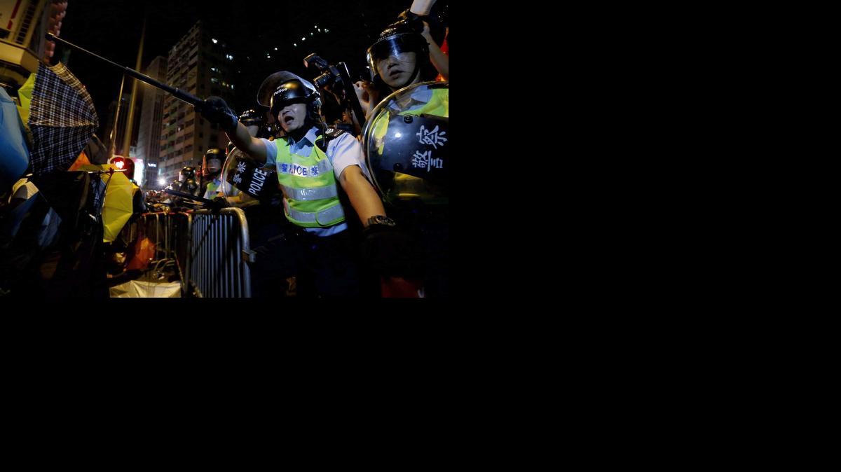 
Al menos 26 personas fueron detenidas durante las cuatro horas de enfrentamientos en las que la policía empleó gas pimienta en numerosas ocasiones.
