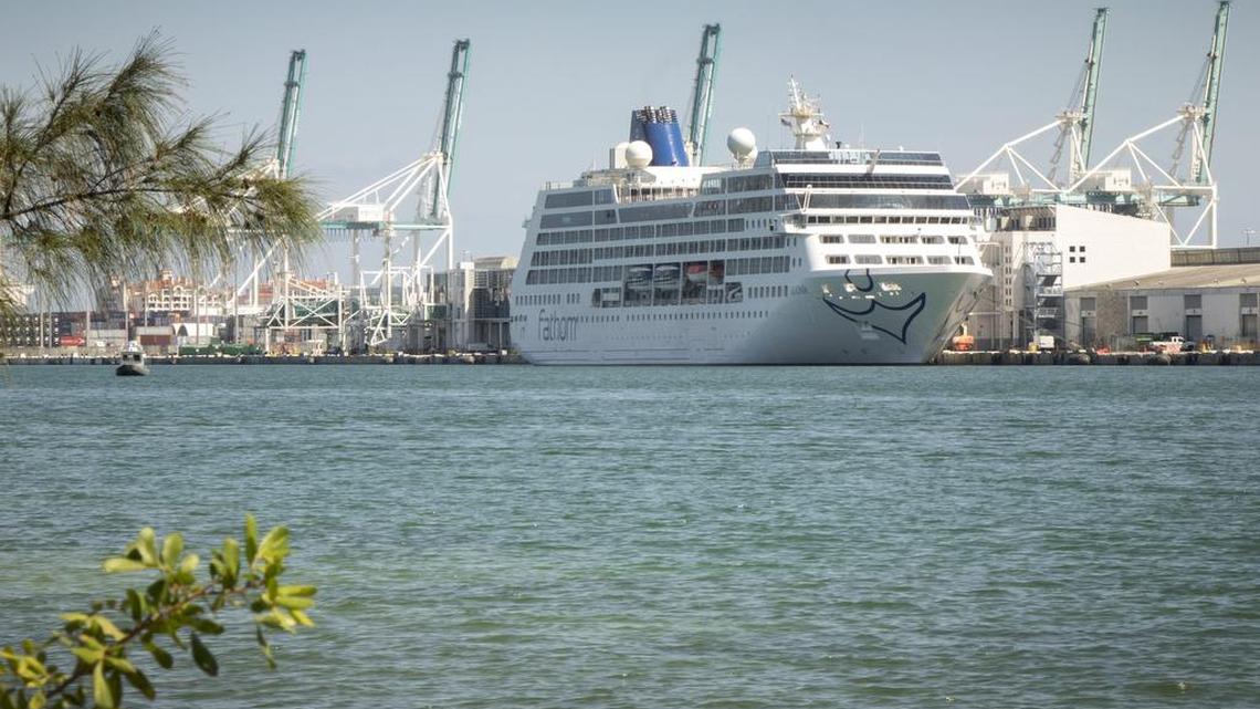 El crucero Adonia de la nueva línea de Carnival, Fathom, está anclado en el puerto de la Terminal de Cruceros de Miami, Florida. La embarcación con una capacidad de 704 pasajeros, partira hacia La Habana (Cuba) el próximo 1 de mayo como parte de la primera ruta Miami - La Habana de la compañía. Un grupo de cubano-americanos interpuso una demanda contra Carnival Cruise por discriminación, después de que la compañía acordó cumplir con una petición del Gobierno cubano, que prohibe la entrada de cubanos y cubano-americanos por mar.