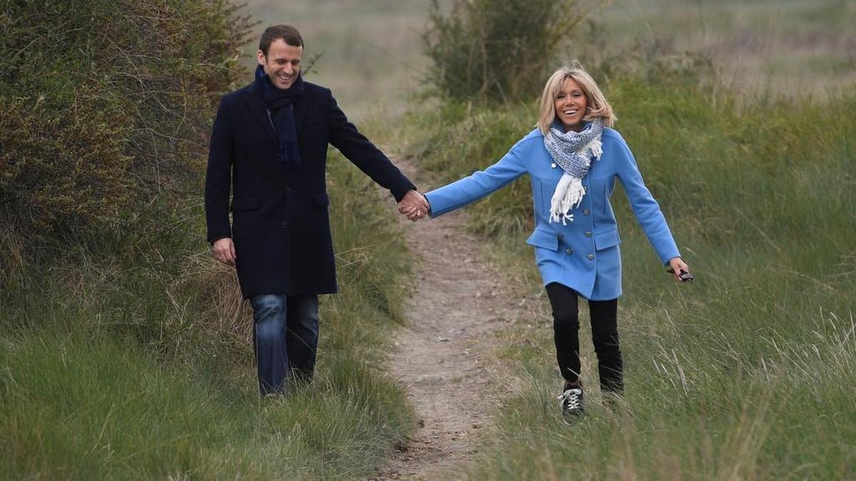 Foto del 22 de abril de 2017 en Le Touquet, en el norte de Francia, del candidato presidencial francés Emmanuel Macron y su esposa Brigitte Trogneux posando para una fotografía.