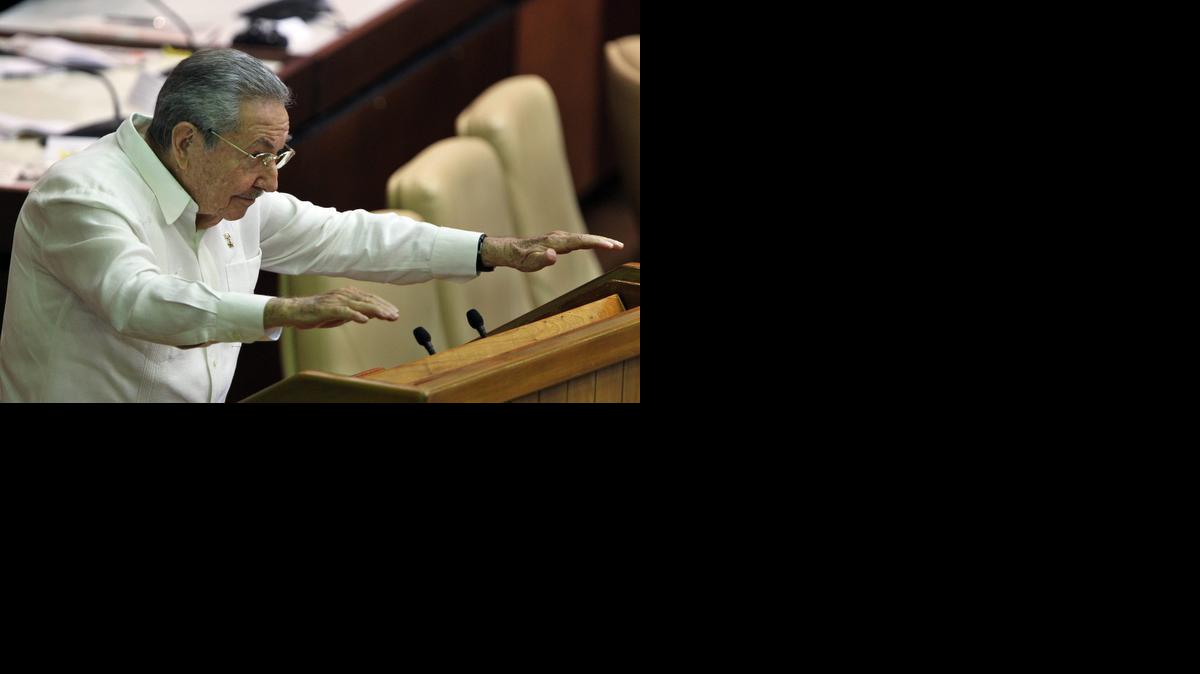
El presidente de Cuba, Raúl Castro (c-abajo), asiste el sábado 20 de diciembre de 2014, a la sesión de clausura de la Asamblea cubana, en La Habana (Cuba). Castro advirtió en su discurso ante la Asamblea de que la "lucha" para acabar con el bloqueo de Estados Unidos contra la isla "será larga y difícil" y precisará que continúen los reclamos internacionales y de la sociedad estadounidense en favor del fin de esa situación. Asimismo confirmó que asistirá a la próxima Cumbre de las Américas, que se celebrará en el mes de abril en Panamá.
