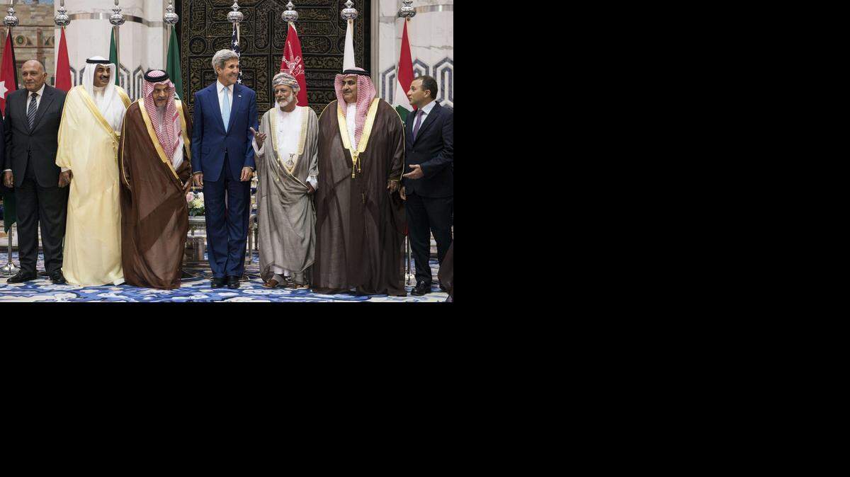 
Tras la declaración solemne del presidente Obama en Washington, su jefe de la diplomacia, John Kerry, consiguió convencer a sus homólogos de diez países árabes en una reunión en Yedá, Arabia Saudita.
