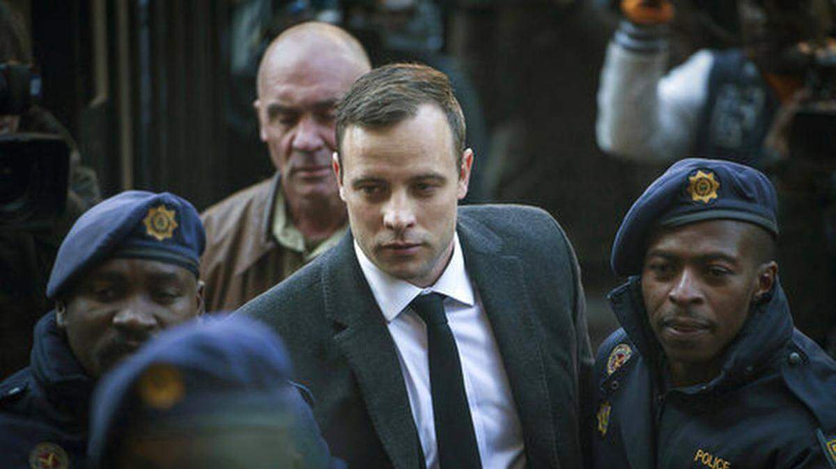 En esta imagen del 6 de julio de 2016, Oscar Pistorius llega a la Máxima Corte en Pretoria, Sudáfrica, para su audiencia de sentencia por el asesinato de su novia, Reeva Steenkamp, que ocurrió el Día de San Valentín de 2013 en la casa que ambos compartían.