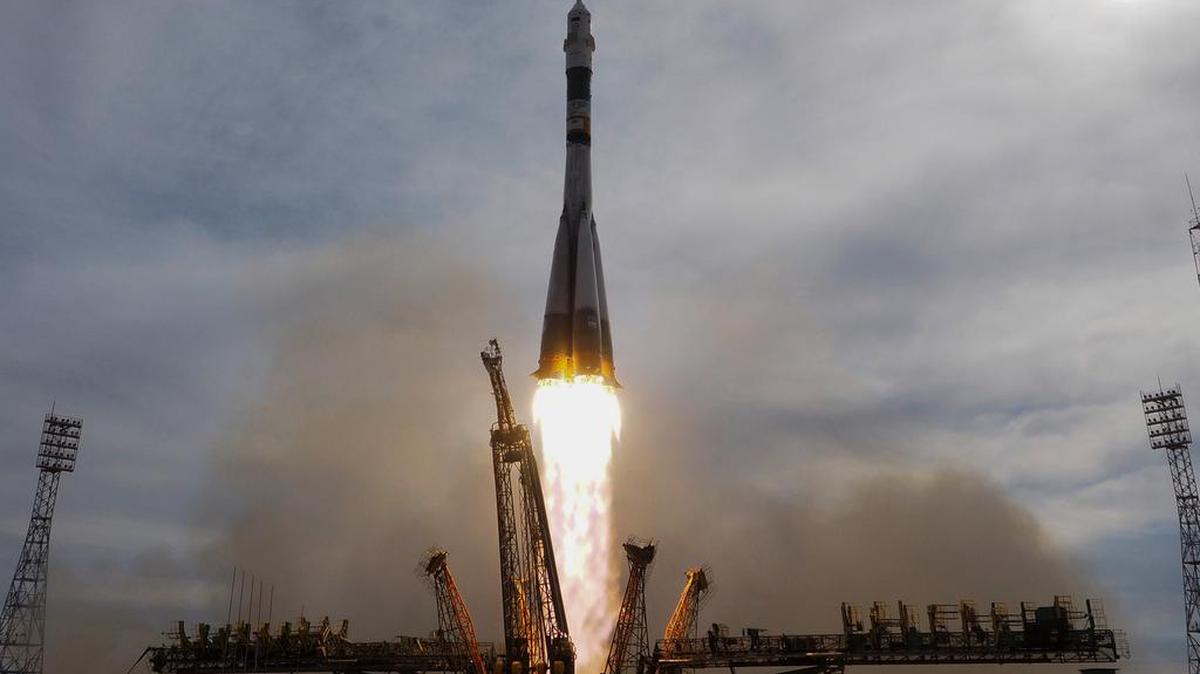 
La presencia de fragmentos espaciales había obligado a la EEI a cambiar su órbita y altura, lo que alargó el viaje de los astronautas, cuando normalmente le bastan seis horas al Soyuz para llegar a la Estación.

