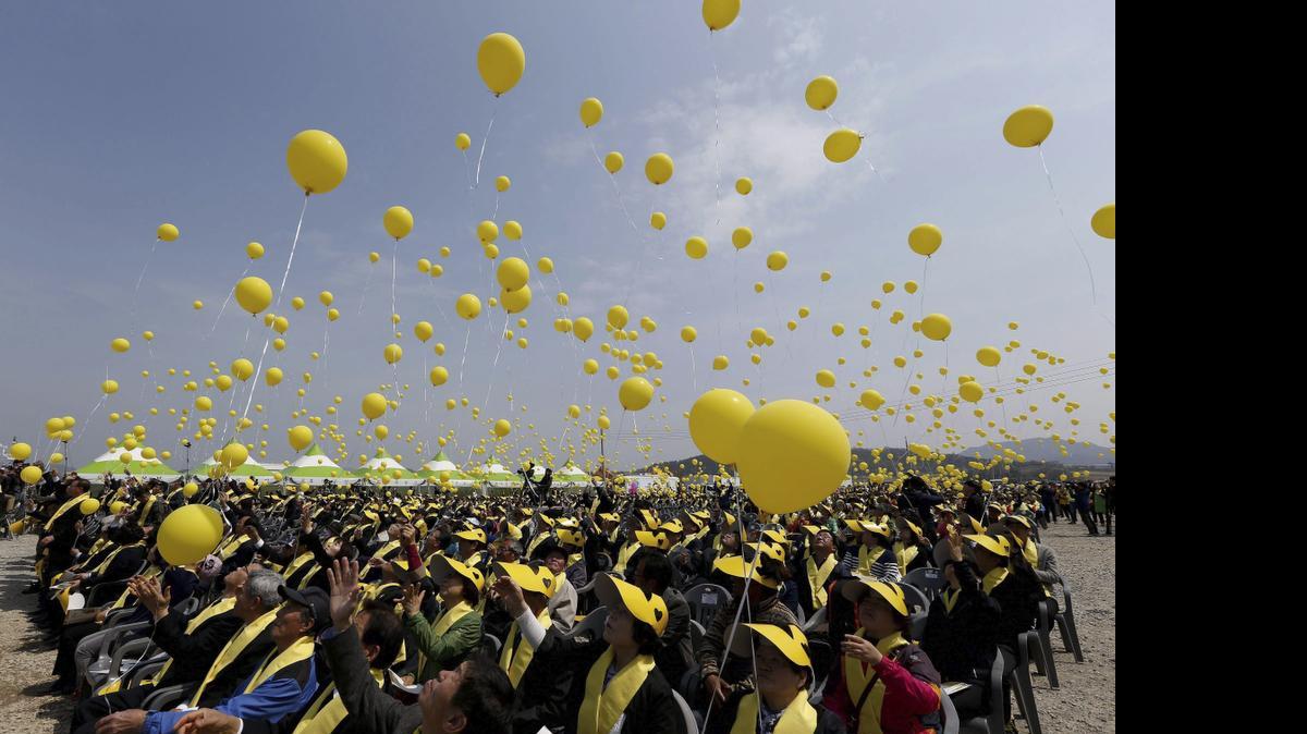 
Surcoreanos sueltan globos amarillos en memoria de las víctimas del ferry Sewol con motivo del primer aniversario de la tragedia en la isla de Jindo, Corea del Sur, el jueves.


