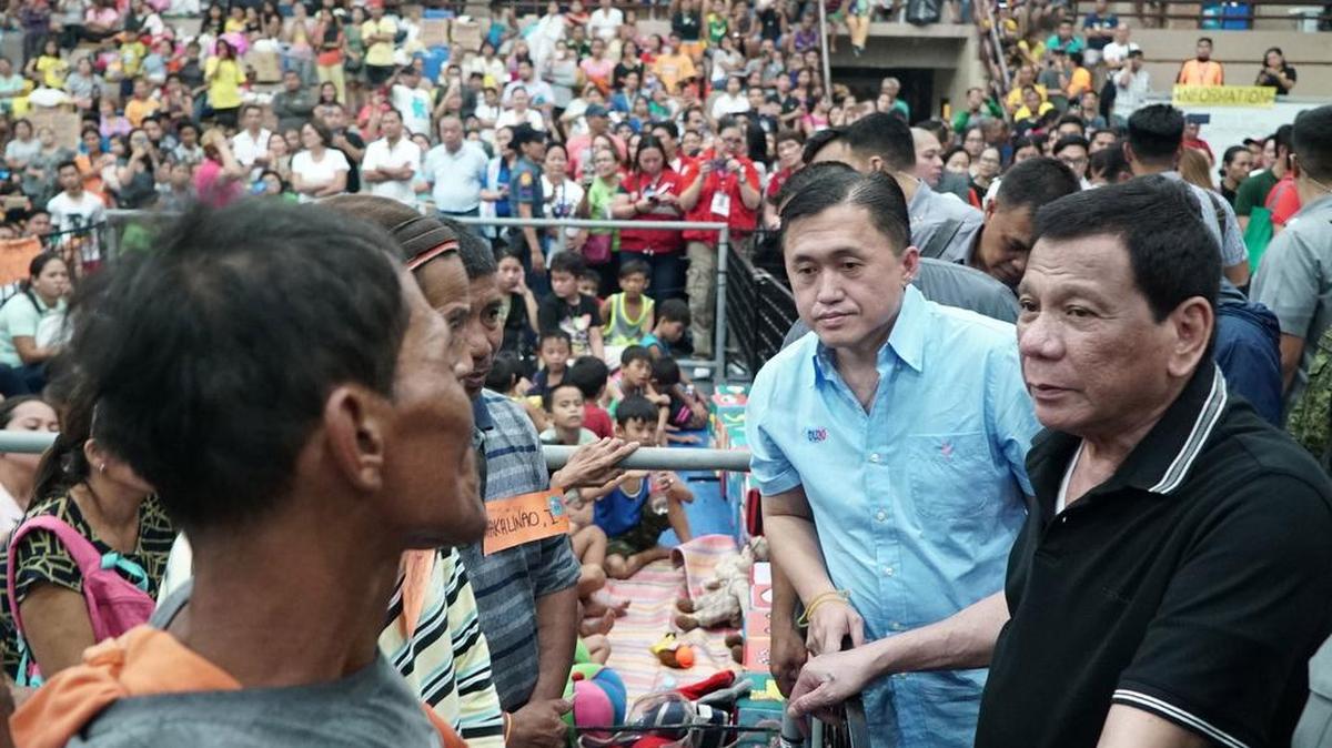 El presidente filipino Rodrigo Duterte se reúne con aldeanos que evacuaron un deslizamiento de tierra en la ciudad de Naga, provincia de Cebú, Filipinas el 21 de septiembre de 2018.