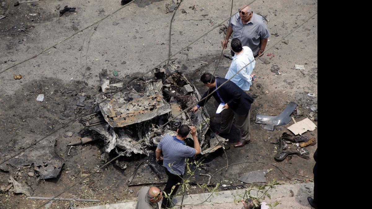 
Varios artefactos explosivos dentro de un coche estallaron el martes frente a una comisaría de policía en el distrito Ciudad 6 de octubre, en la provincia de Guiza, vecina a El Cairo
