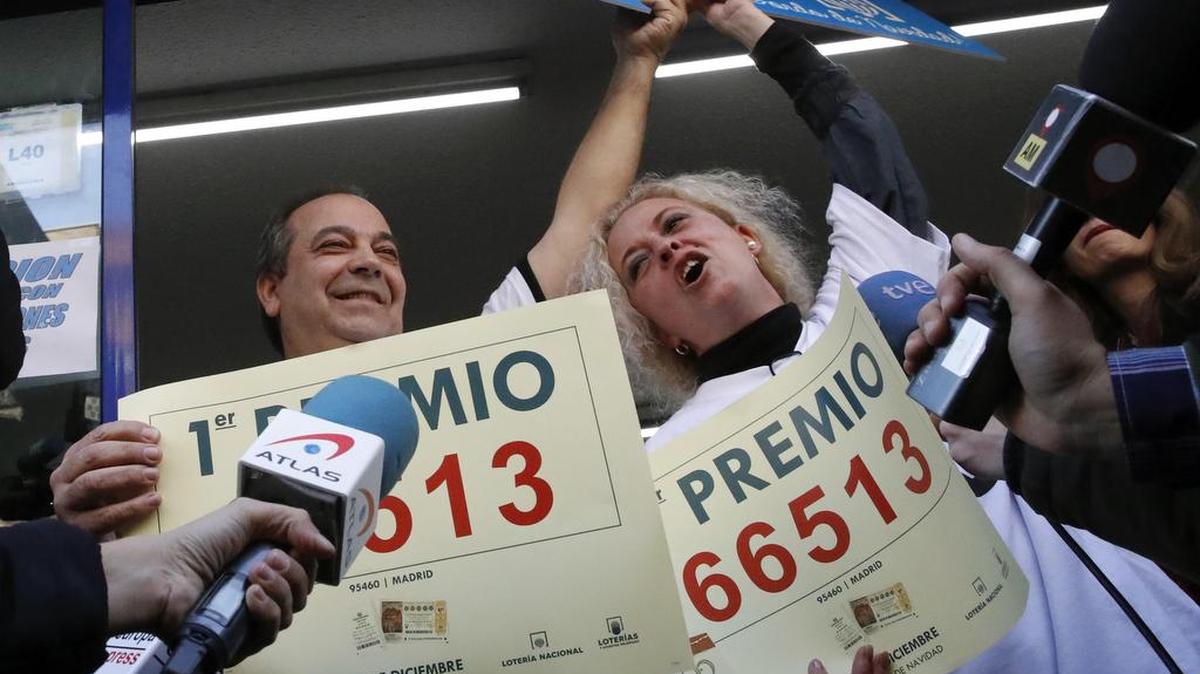 Los propietarios de la administración situada en el Paseo de la Esperanza, número 4, en Madrid, celebran la venta íntegra del número 66,513, agraciado con el Gordo de Navidad, dotado con cuatro millones de euros por serie (400,000 euros por décimo), en el Sorteo Extraordinario de Lotería celebrado el jueves en el Teatro Real de Madrid.