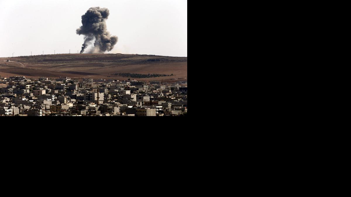 <cutline_leadin>Una columna</cutline_leadin> de humo se eleva tras un bombardeo aéreo de la alianza en el oeste de Kobani, Siria, donde combatientes kurdos intentan defender la ciudad, este miércoles.<252><252>