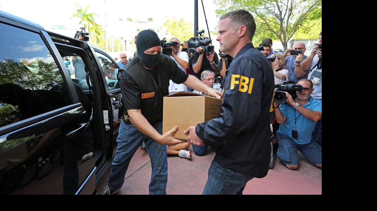 
Agentes del FBI y de otras fuerzas policiales sacan cajas de evidencia de la oficina de la CONCACAF en Miami Beach, el miércoles 27 de mayo. El Departamento de Justicia de EEUU acusó a varios funcionarios de alto rango de la FIFA de corrupción, estafa y blanqueo de dinero.
