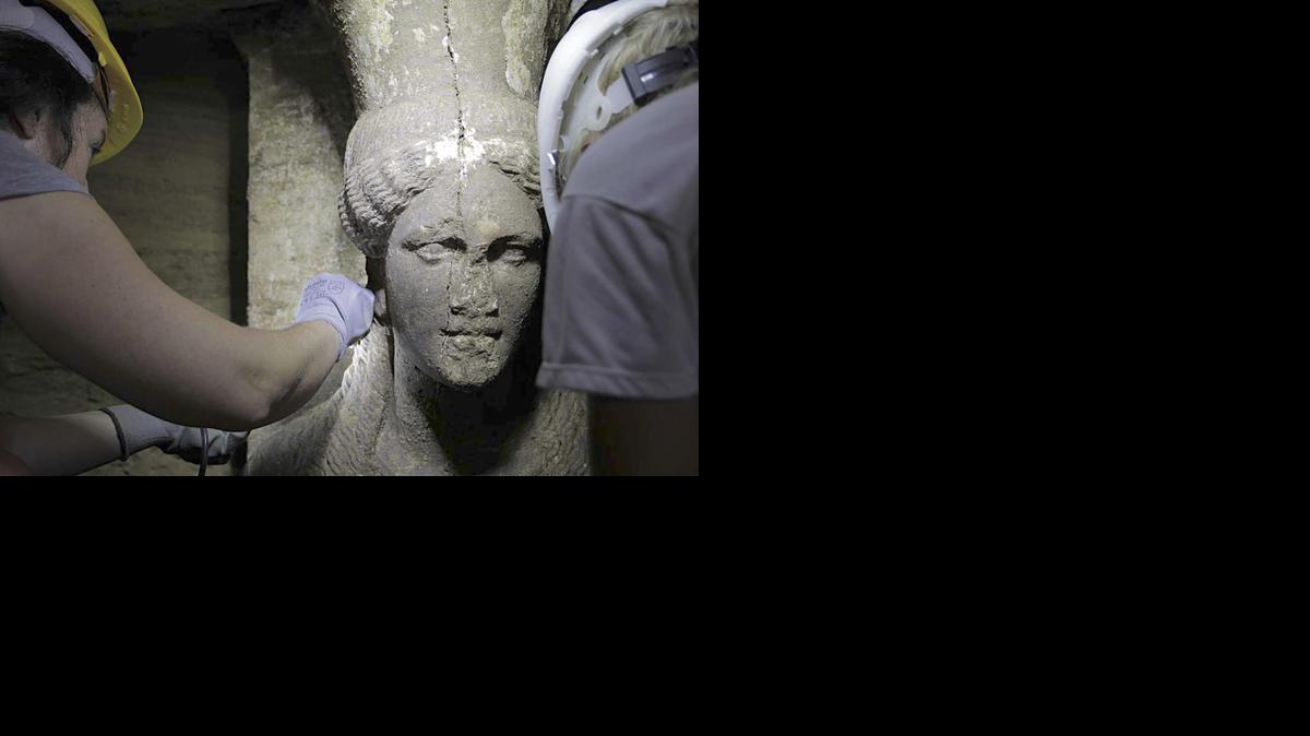
Dos cariatides, estatuas de mujeres con túnica, se descubrieron en la entrada de una tumba en Anfípolis (norte), considerada la mayor tumba antigua conocida en Grecia, anunció el domingo el ministerio de Cultura.
