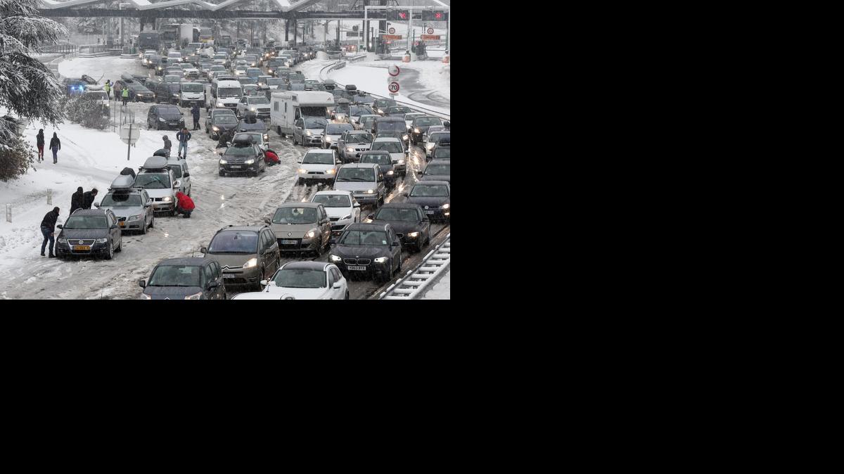 
Una fuerte nevada obligó a muchos conductores a colocar cadenas en sus llantas, en la región de Savoy, Francia, el sábado 27 de diciembre de 2014. Miles de personas se vieron obligadas a pasar la noche del sábado en albergues de urgencia.
