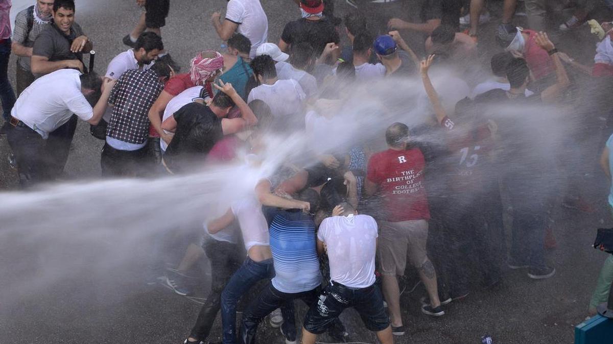 
Autoridades libanesas repelen a decenas de manifestantes frente al palacio de gobierno que exigen la dimisión del gabinete en Beirut.
