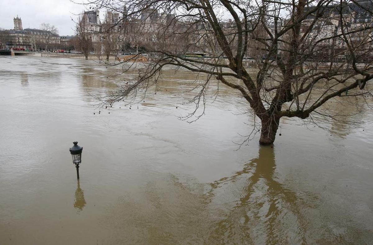 El río Sena otra vez se desbordó de su cauce tanto en París como en varias ciudades aledañas esta semana, tan solo 18 meses después de alcanzar su nivel más alto desde 1982.