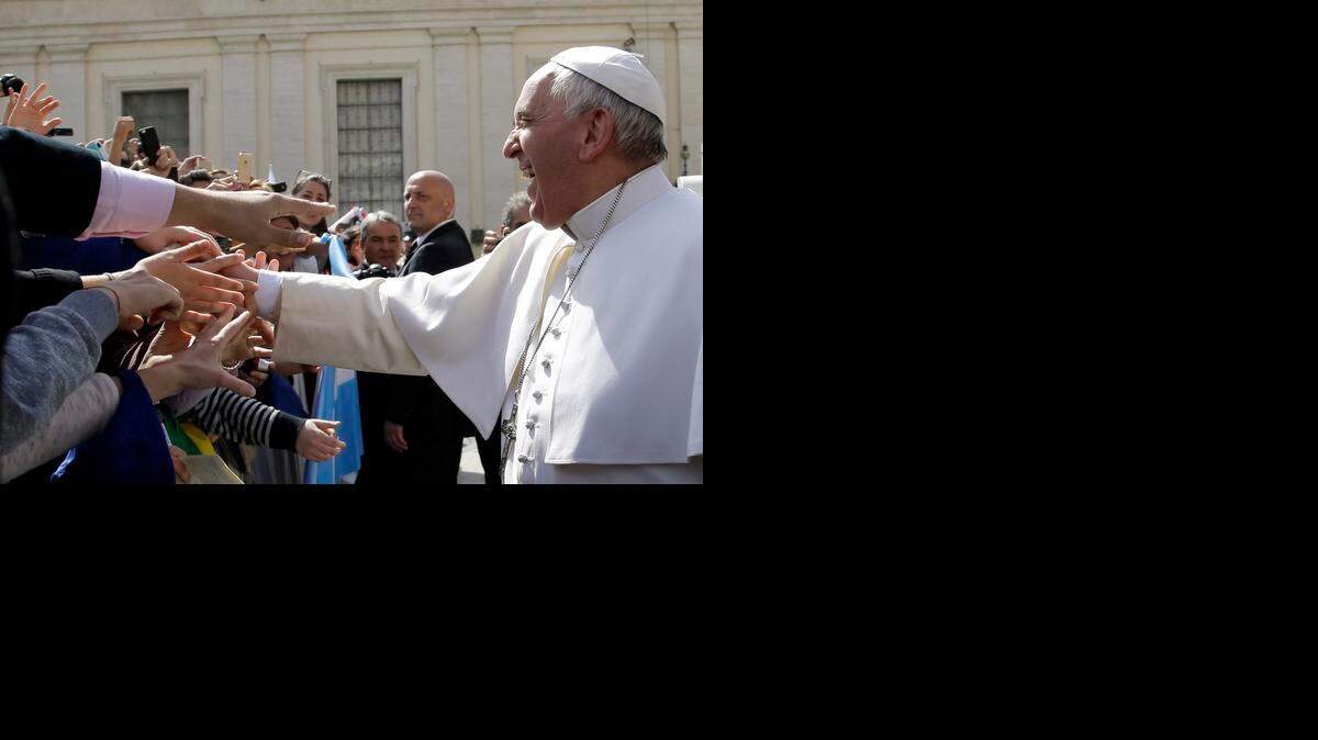 
El papa Francisco saluda a los devotos que asistieron a su audiencia general el miércoles en la Plaza de San Pedro, en el Vaticano.  
