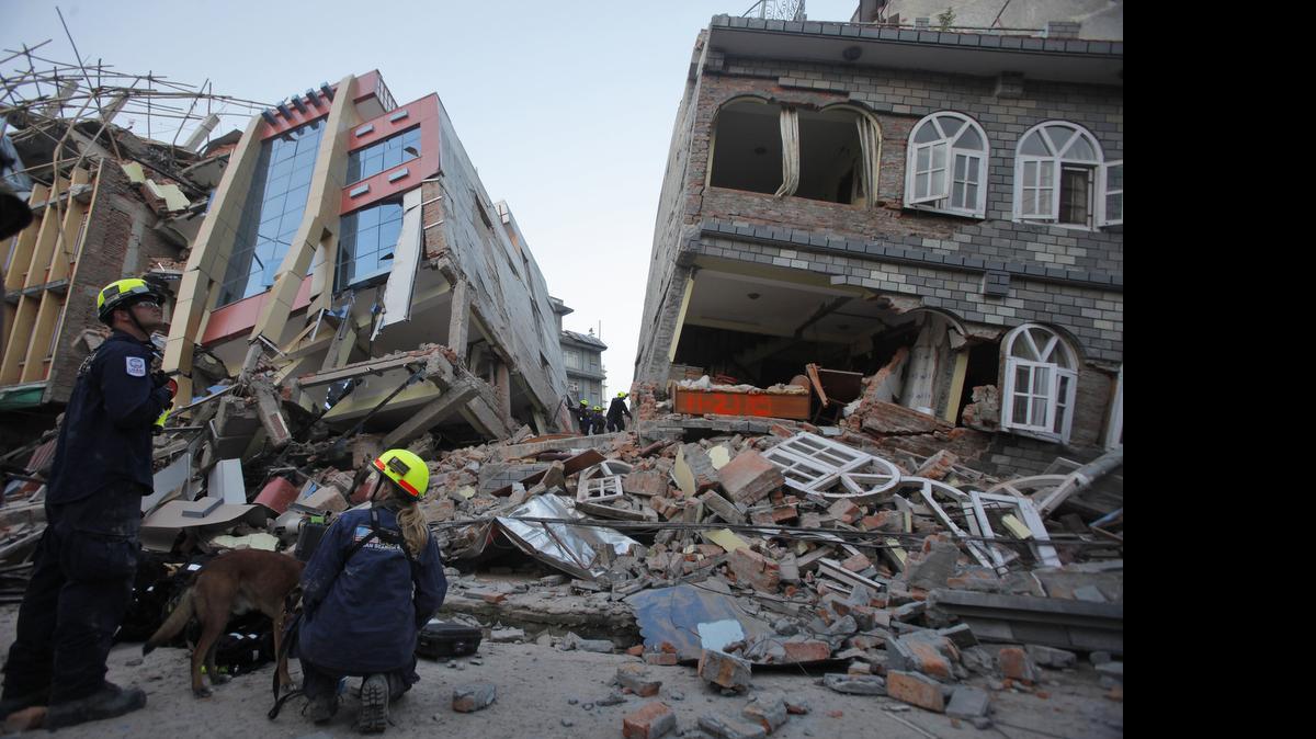 
En Nepal, todas las muertes se produjeron en el distrito de Chautara, al este de Katmandú, que ya sufrió enormes daños durante el precedente terremoto del 25 de abril.
