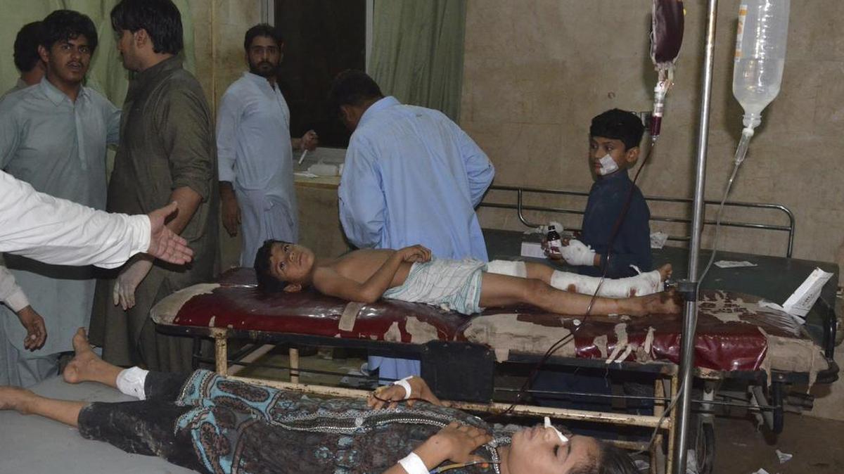 Varios niños heridos en un atentado suicida perpetrado durante una procesión chiita en el sur de Pakistán reciben tratamiento médico en un hospital de la ciudad de Jacobabad.