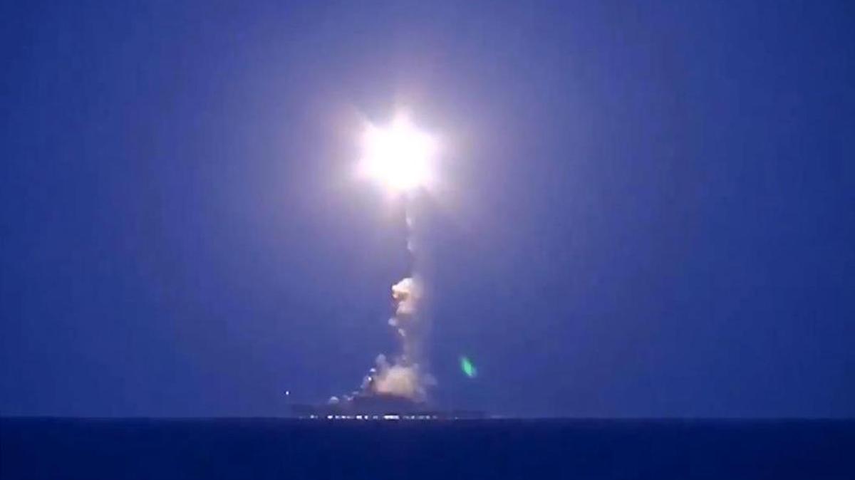 
Desde el principio de su intervención militar en Siria el 30 de septiembre, Rusia ha llevado a cabo bombardeos desde aviones de combate y desde barcos situados en el mar Caspio.
