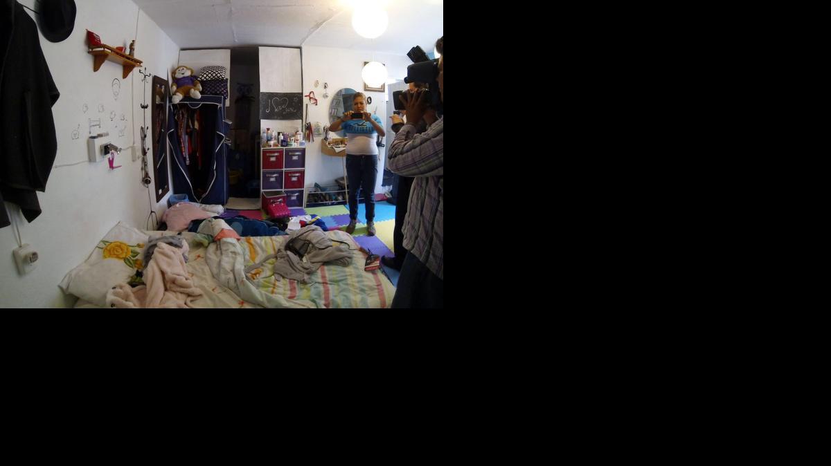 
Periodistas toman fotografías del interior de la casa donde el exalcalde de la ciudad de Iguala, José Luis Abarca, y su esposa, María de los Ángeles Pineda, fueron detenidos el martes 4 de noviembre de 2014, en Ciudad de México (México), durante un operativo desplegado por la Policía Federal por su presunta vinculación a la desaparición de 43 estudiantes. La detención de Abarca y su esposa, presuntos autores intelectuales de los hechos, se efectuó sin disparos mientras que en otra operación fue arrestada una tercera persona por encubrimiento, dijeron fuentes oficiales.

