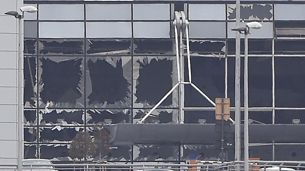 La fachada dañada por un ataque terrorista del aeropuerto de Bruselas, el martes 22 de marzo.