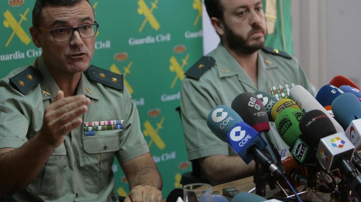 El teniente coronel de la Comandancia de Guadalajara, Pascual Segura (i), y el comandante Reina, de la UCO (i), durante la rueda de prensa en la que han confirmado que la familia brasileña era "trabajadora y humilde" y no han concretado los motivos del asesinato y descuartizamiento ya que hay abiertas varias líneas de investigación.