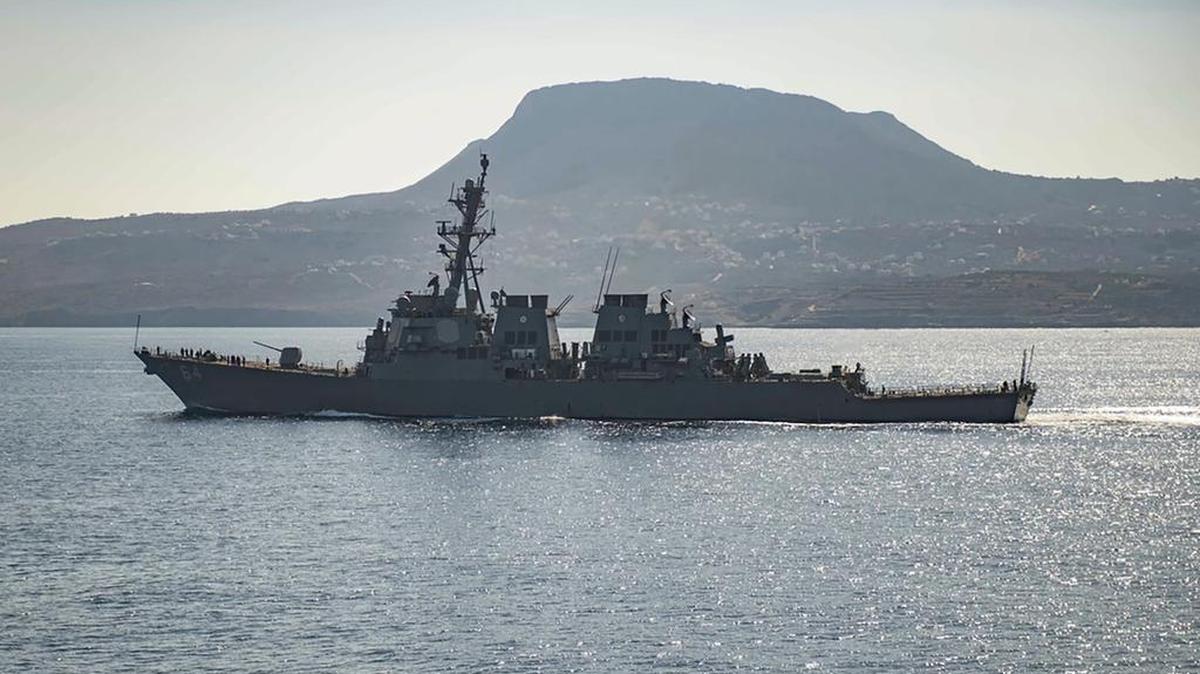 El destructor de misiles guiados USS Carney en la bahía de Souda, Grecia. El destructor naval estadounidense USS Carney disparó misiles de ataque terrestre Tomahawk, según el Comando Central de Estados Unidos (CENTCOM), que indicó que la acción fue dirigida contra un radar utilizado por los hutíes, el sabado en la madrugada.