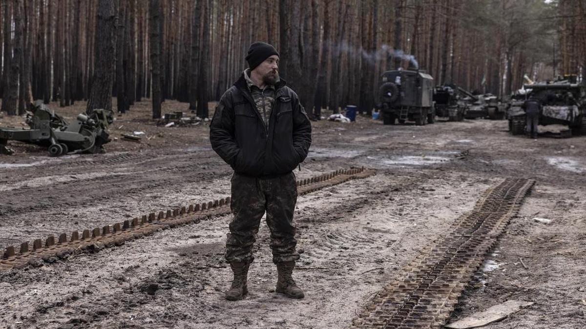 Un comandante ucraniano de una unidad de tanques se detiene en un bosque de la región de Donetsk, en el este de Ucrania, el 1 de marzo del 2023.