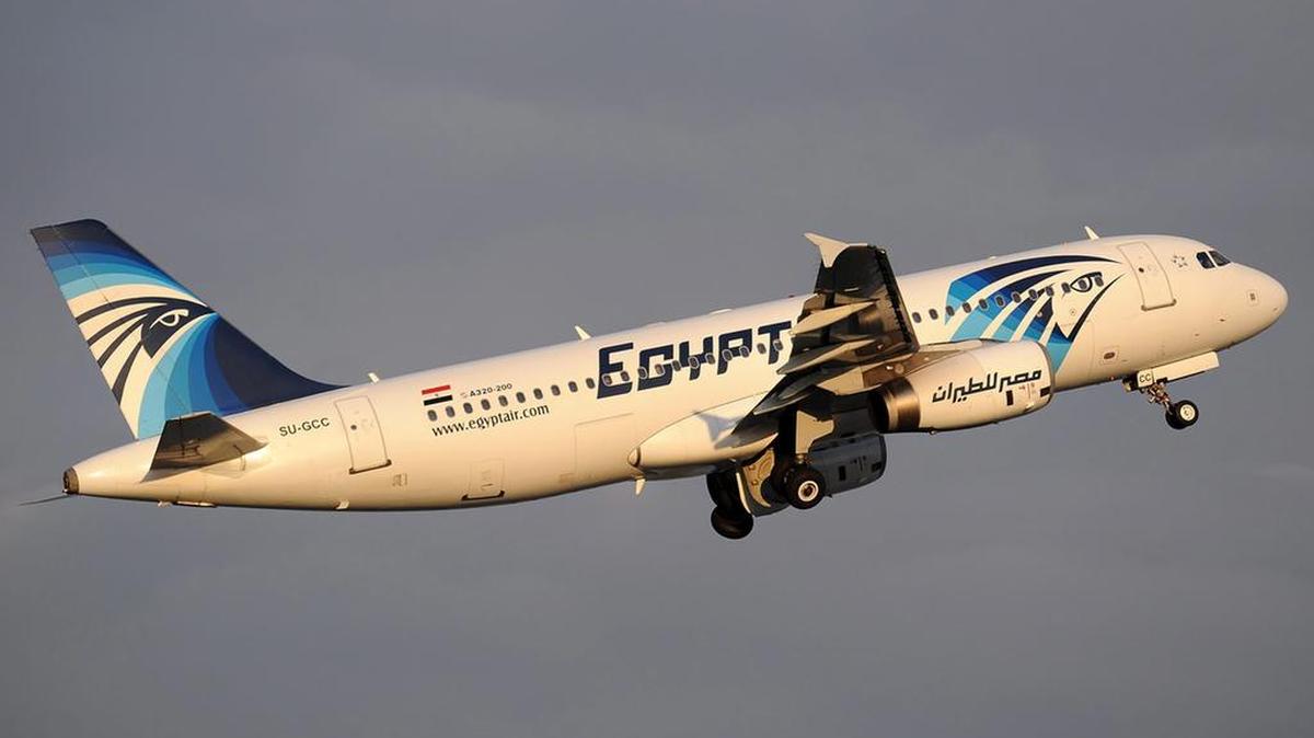Fotografía de archivo fechada el 21 de abril de 2012 que muestra un avión Airbus A320de la aerolínea EgyptAir con registro SU-GCC en el aeropuerto de Estambul, Turquía.