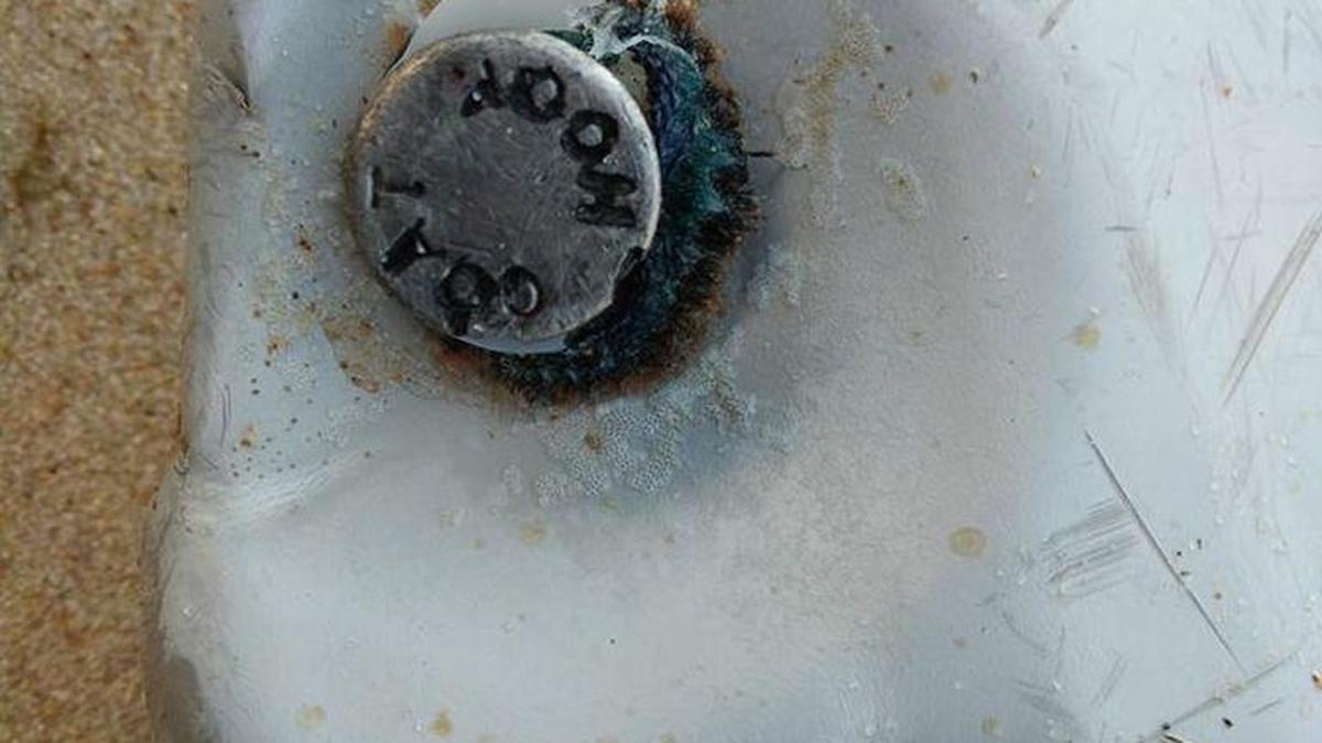 Fotografía sin fechar facilitada hoy 10 de junio de 2016 por Blaine Alain Gibson que muestra restos que podrían pertenecer al avión del vuelo MH370 de Malaysia Airlines desaparecido, encontrados en la isla de Nosy Boraha (Madagascar).