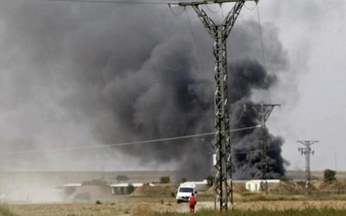 
Una gran humareda cubre la zona de la explosión registrada en la empresa Pirotecnia Zaragozana, situada en Garrapinillos, un barrio de la capital aragonesa en la que cuatro personas se encuentran desaperecidas y otras cuatro están heridas muy graves.
