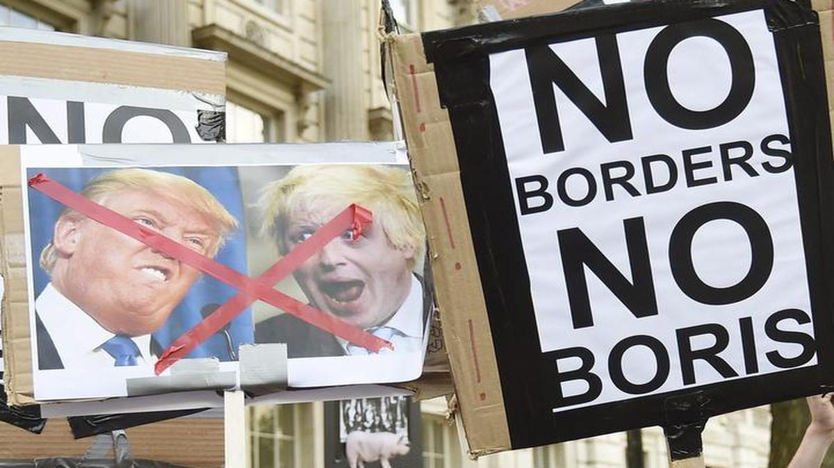 Varios manifestantes que apoyan la permanencia del Reino Unido en la Unión Europea se reúnen delante de la residencia del primer ministro británico, David Cameron, en la calle número 10 de Downing Street en Londres, Reino Unido, el 24 de junio de 2016.