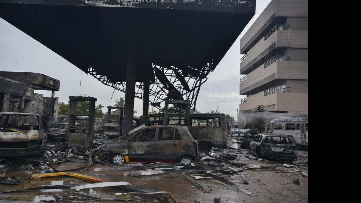 
Vehículos calcinados tras producirse una fuerte explosión en una gasolinera de Accra, Ghana que dejó más de 90 personas muertas, el jueves.
