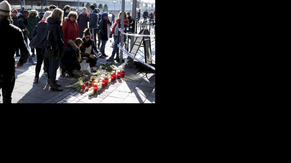 
 Varios ciudadanos dejan flores y velas en memoria de las víctimas en Gotemburgo (Suecia) hoy, jueves 19 de marzo de 2015. 
