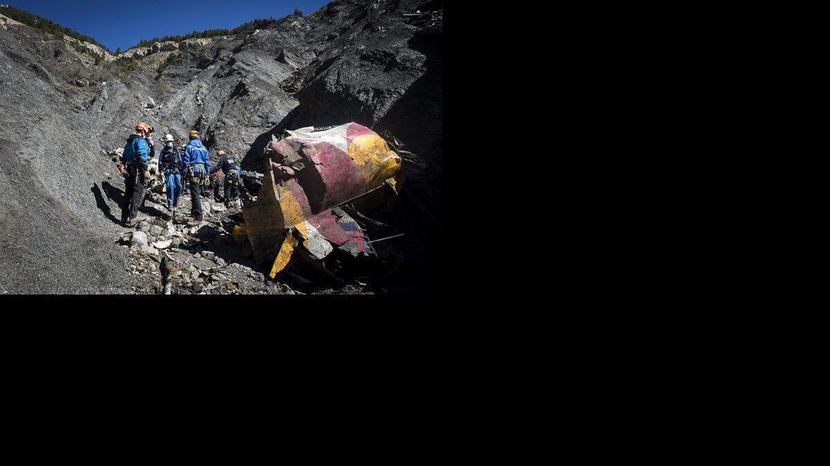 
Miembros del equipo de rescate revisan el área en donde se estrelló el vuelo de Germanwings, el martes 31 de marzo, cerca de Le Vernet, en los Alpes franceses.  
