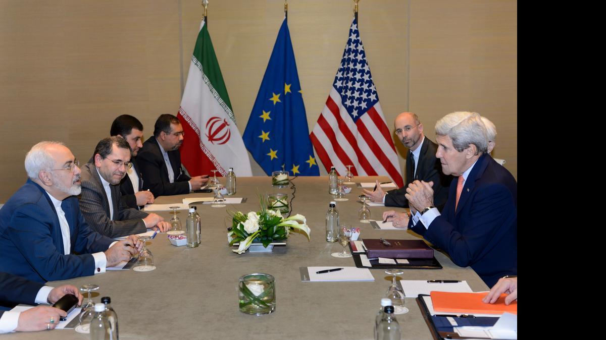 
Kerry y Zarif pasaron seis horas encerrados con sus delegaciones y la representante de la Unión Europea (UE), Helga Schmid, en un palacio de la ciudad suiza, en un ambiente visiblemente distendido.
