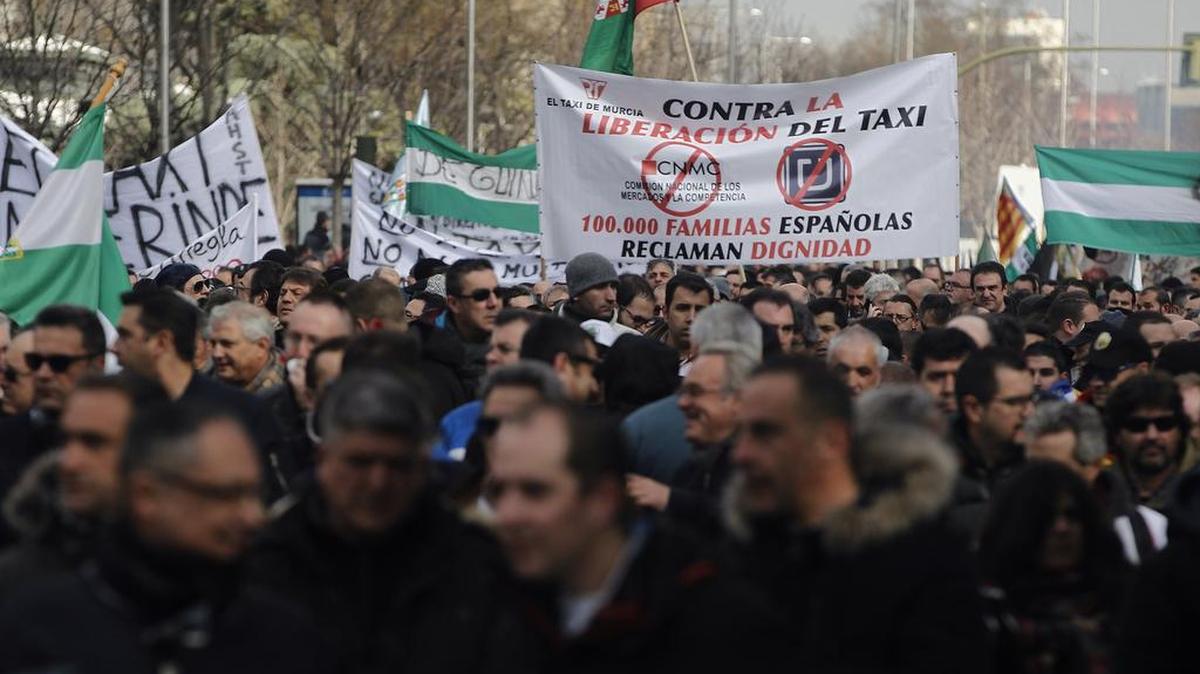 miles de taxistasse se manifestaron en Madrid contra la desregularización del transporte de particulares.
