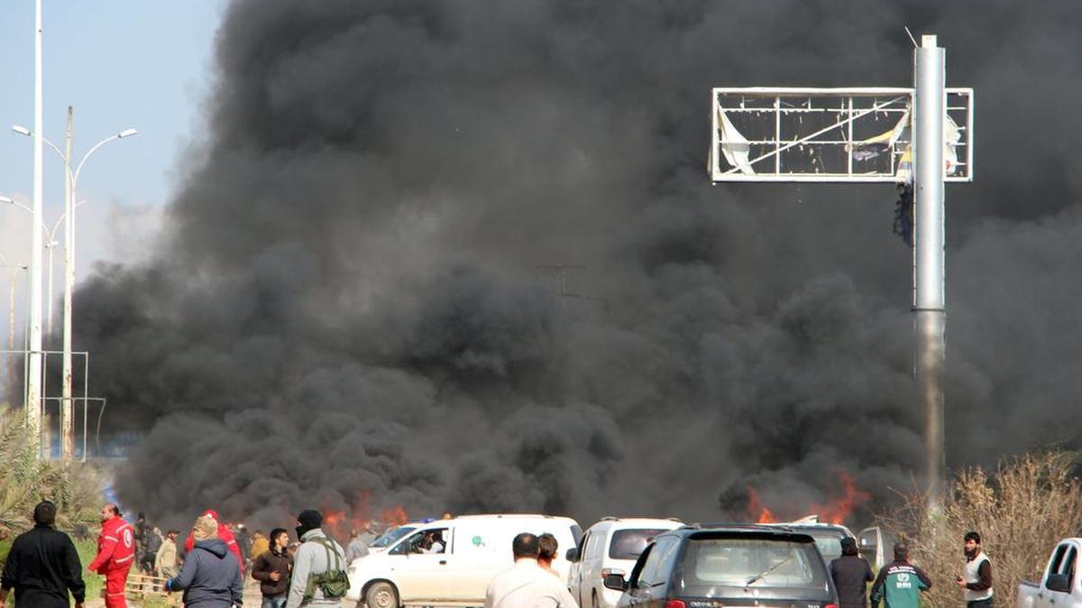 Un auto bomba suicida impactó autobuses que transportaban sirios que eran evacuados y causó decenas de muertos en Rashidin, al oeste de Aleppo, Siria, el sábado 15 de abril de 2017.