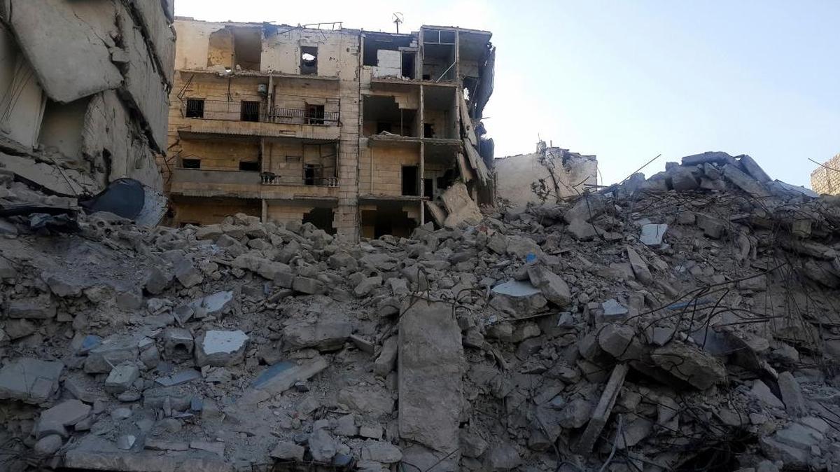 Escombros y edificios a medio derruir en el barrio de Al Ansari en el este de Alepo.