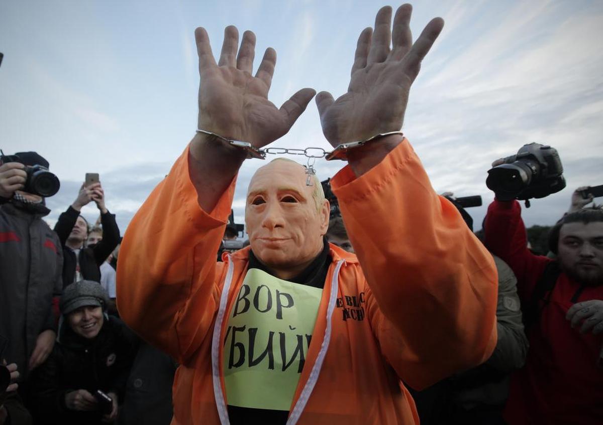 Un manifestante con una máscara del presidente ruso Vladimir Putin protesta el sábado en San Petersburgo.