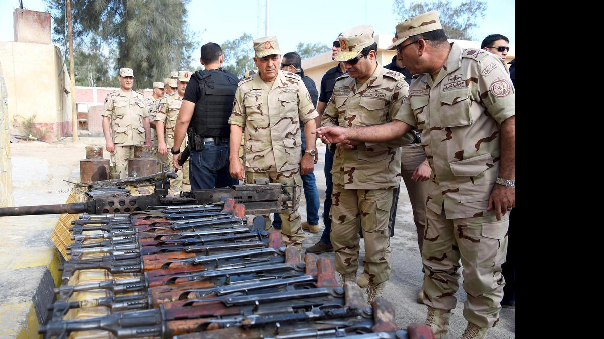 
El presidente egipcio, Abdelfatah al Sisi, visitó por sorpresa y vestido de militar a las tropas egipcias desplegadas en el norte de la península del Sinaí para “felicitarlas por el heroísmo demostrado contra la ofensiva yihadista”.
