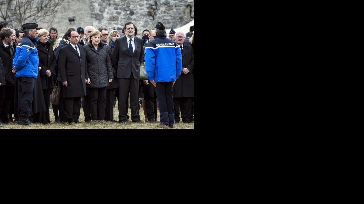 
El presidente francés Francois Hollande, la canciller alemana Angela Merkel y el presidente del gobierno español Mariano Rajoy llegan al lugar de la tragedia del avión de Germanwings, el miércoles 25 de marzo, en Seyne, Francia.

