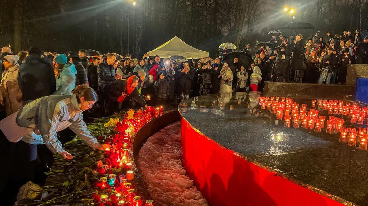 Los dolientes encienden velas en Mytishchi, al noreste de Moscú, para conmemorar a las víctimas del ataque terrorista del 22 de marzo contra el Ayuntamiento de Crocus de Krasnogorsk, y el 24 de marzo fue declarado día nacional de luto.