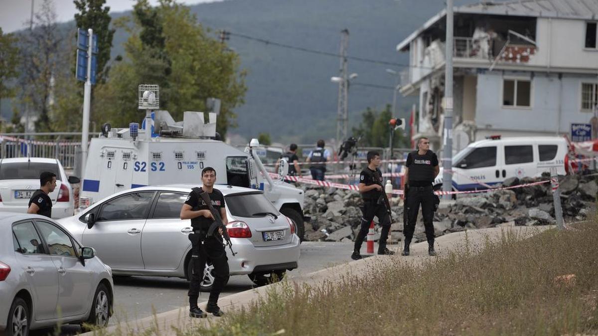 
Miembros de los servicios de seguridad turcos inspeccionan el lugar donde explotó una bomba en una comisaría de policía en Estambul, Turquía. Al menos cuatro personas murieron.
